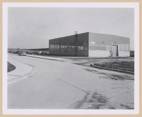 View of the principal and lateral façades of the Garage [?] with a parking lot on the left, Ford Motor Company Automobile Assembly Plant, Hamburg, New York