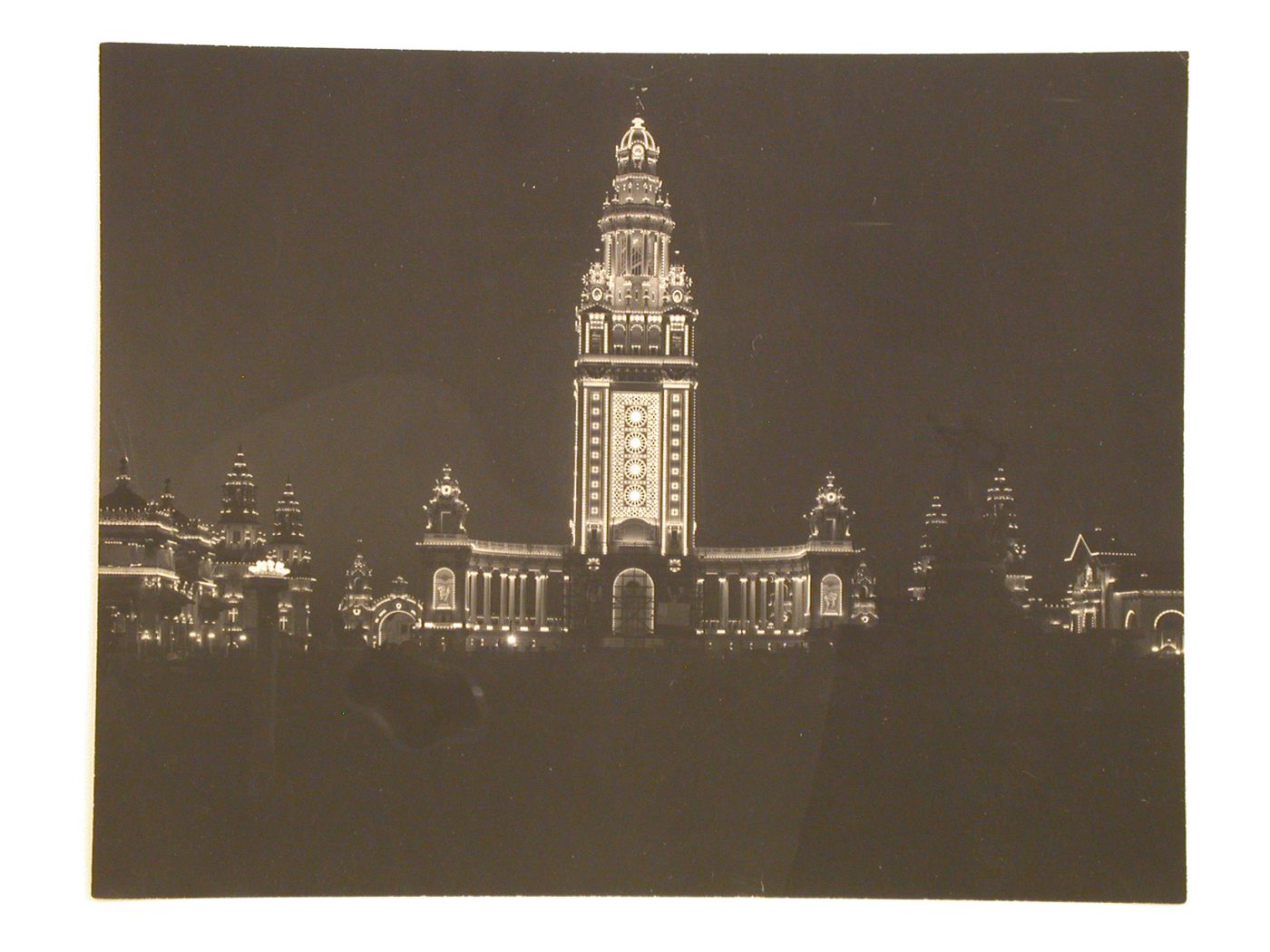 Pan-American Exposition (1901: Buffalo, N.Y.): Night view of main entrance