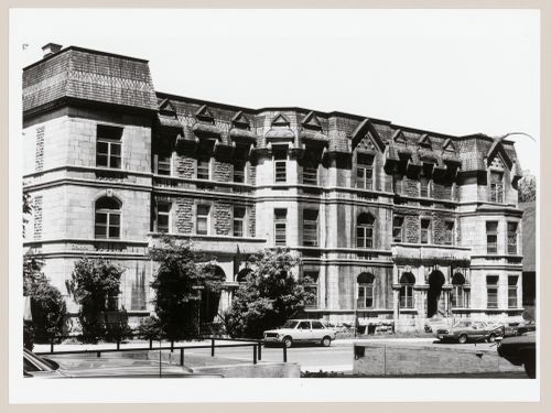 View of the principal façade of The Denbigh Apartment House, 4121-4131 de Maisonneuve Boulevard, Westmount, Québec