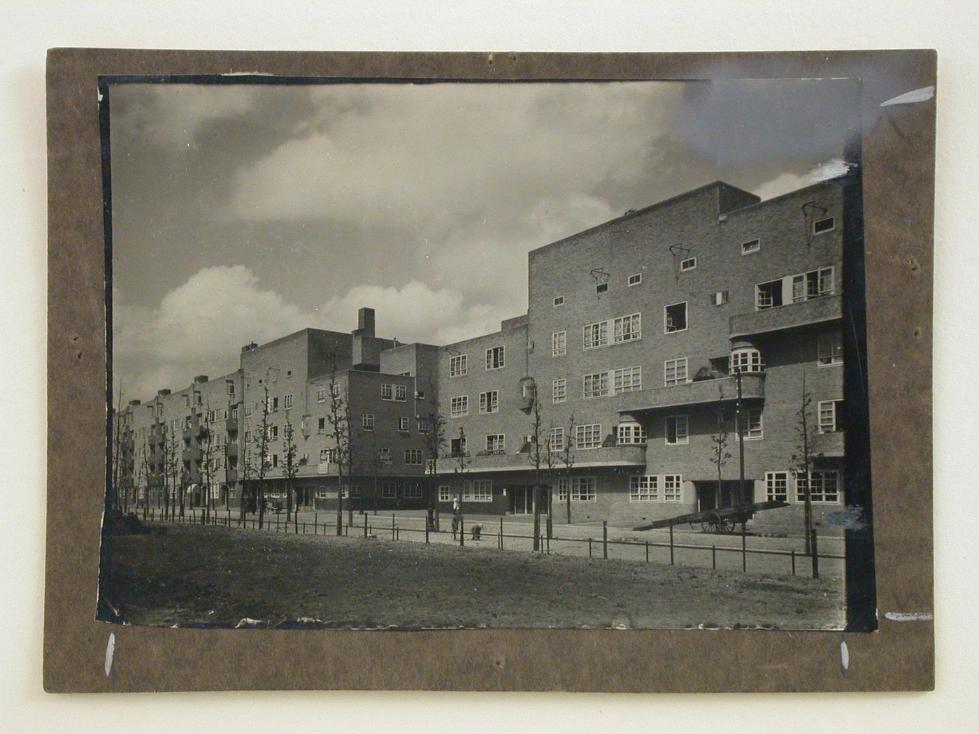 View of the principal façade of a block of the Amstels Bouwvereeniging (also known as Housing Amstellaan), Amstellaaan (now Vrijheidslaan), Amsterdam, Netherlands