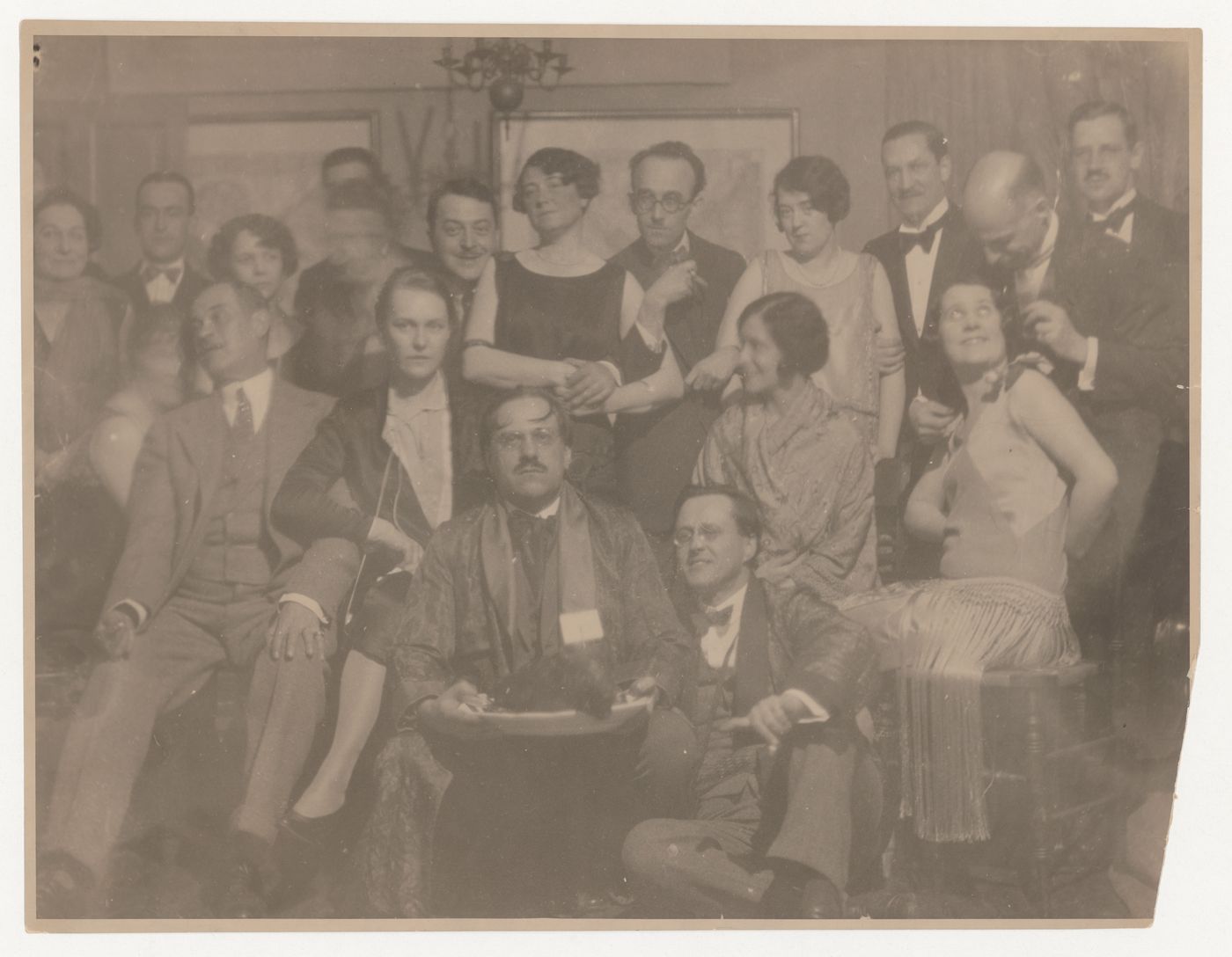 Photographie de groupe avec Ernest Cormier assis sur le sol