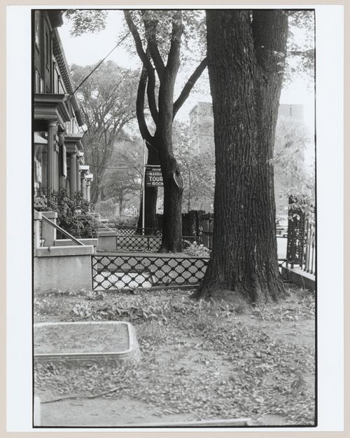 View of gardens in front of the Prince of Wales Terrace row houses, rue Sherbrooke Ouest (between rues Peel and McTavish), Montréal, Québec, Canada