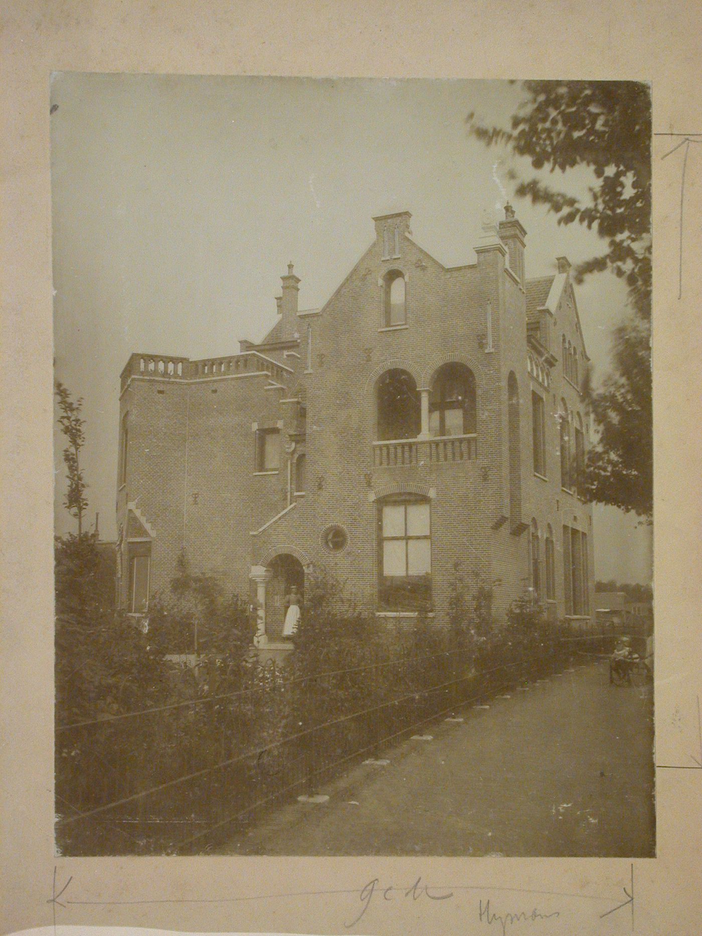 View of the principal façade of Huis [House] Professor Heymans from the street, Zuidzijde 7, Groningen, Netherlands