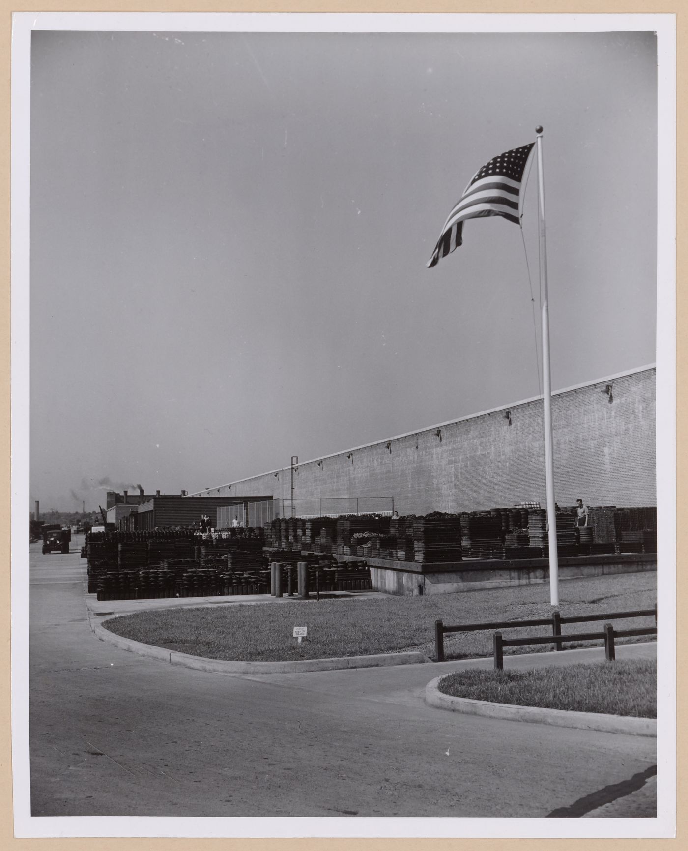 View of the lateral façade of Assembly Building No. 7 [?], Wright Aeronautical Corporation Airplane Engine Assembly Plant, Wood-Ridge, New Jersey