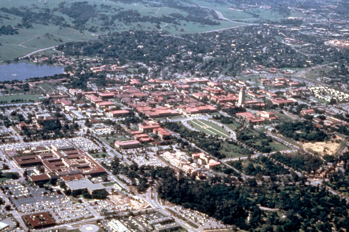 Aerial photograph of Stanford University, Palo Alto, California, USA for research for Olmsted: L'origine del parco urbano e del parco naturale contemporaneo