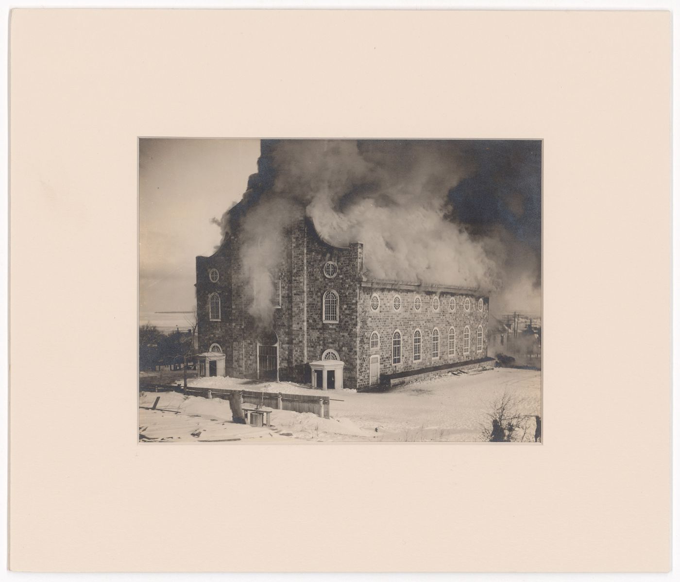 Vue de l'ancienne église de Sainte-Anne-de-la-Pocatière en flammes, Québec