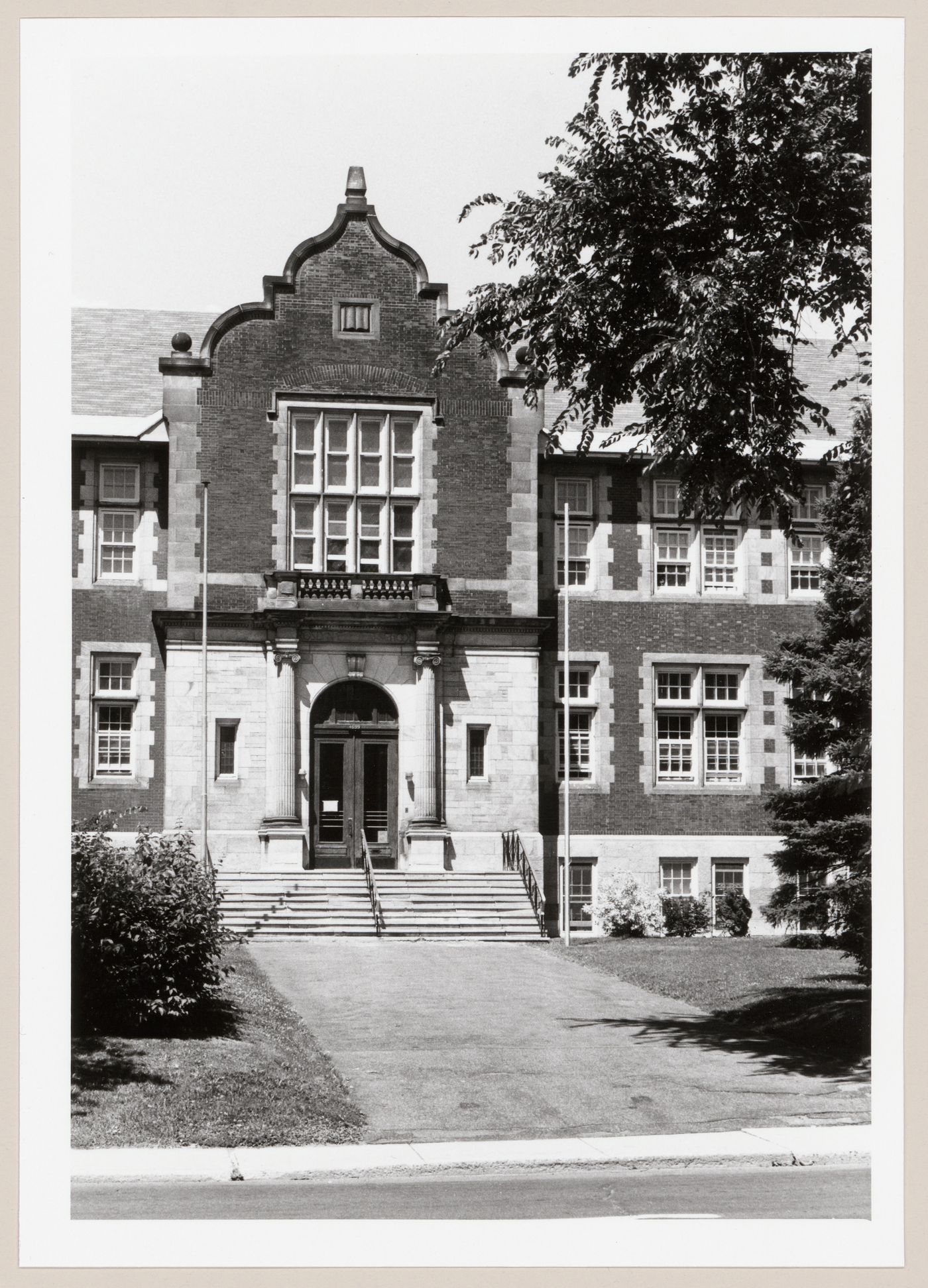 View of the main entrance to Roslyn School, Westmount, Québec
