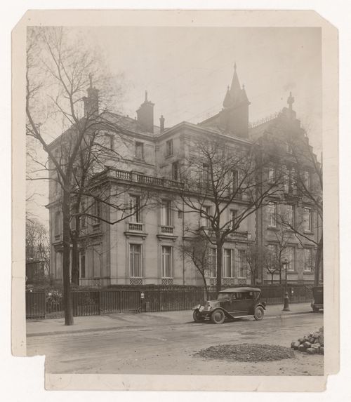 Exterior view of the hôtel particulier of Mr. Gompel before the transformation by Mallet-Stevens, Paris, France