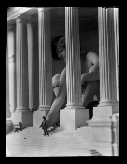 Vue de Clorinthe Perron posant à l'intérieur d'une maquette pour l'Annexe au Palais de Justice de Montréal