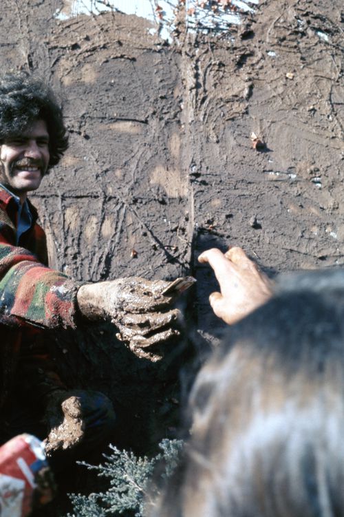 Photograph of Pettena's students working on Clay House