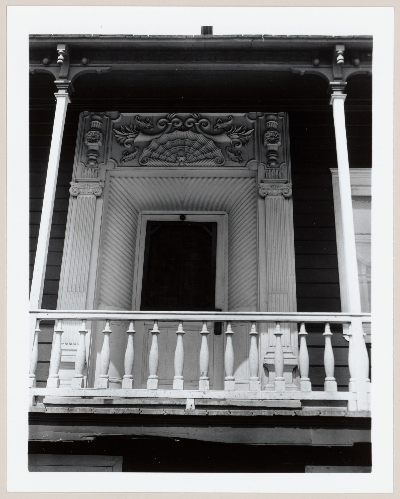 L'entrée principale de la maison construite par Monsieur Paradis, Saint-André de Kamouraska, (aussi connu sous Andréville), Québec