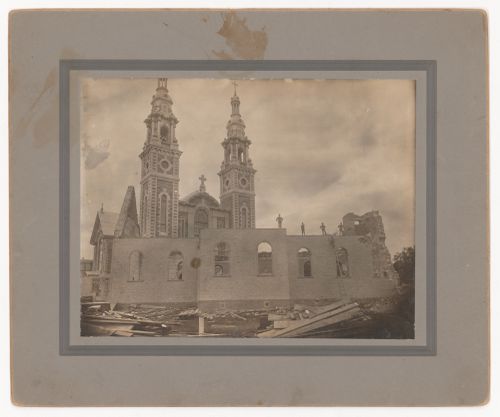 Démolition de l'ancienne église Sainte-Croix de Lotbinière avec l'actuelle église en construction en arrière-plan, Québec