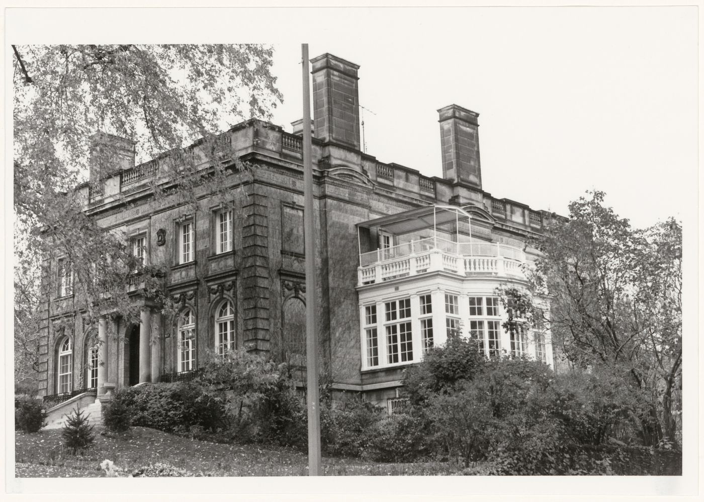 View of the principal and lateral façades of a mansion, 517 Roslyn Avenue, Westmount, Québec