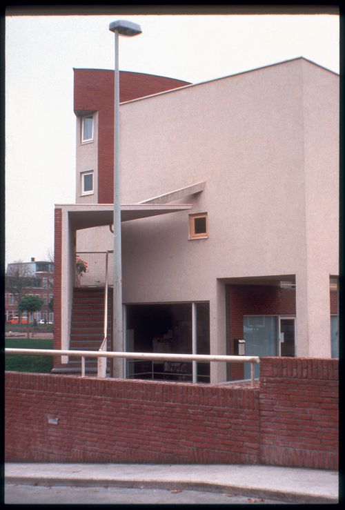 Exterior view of Duas habitações e duas lojas [Housing and shopping complex, Schilderswijk], The Hague, The Netherlands