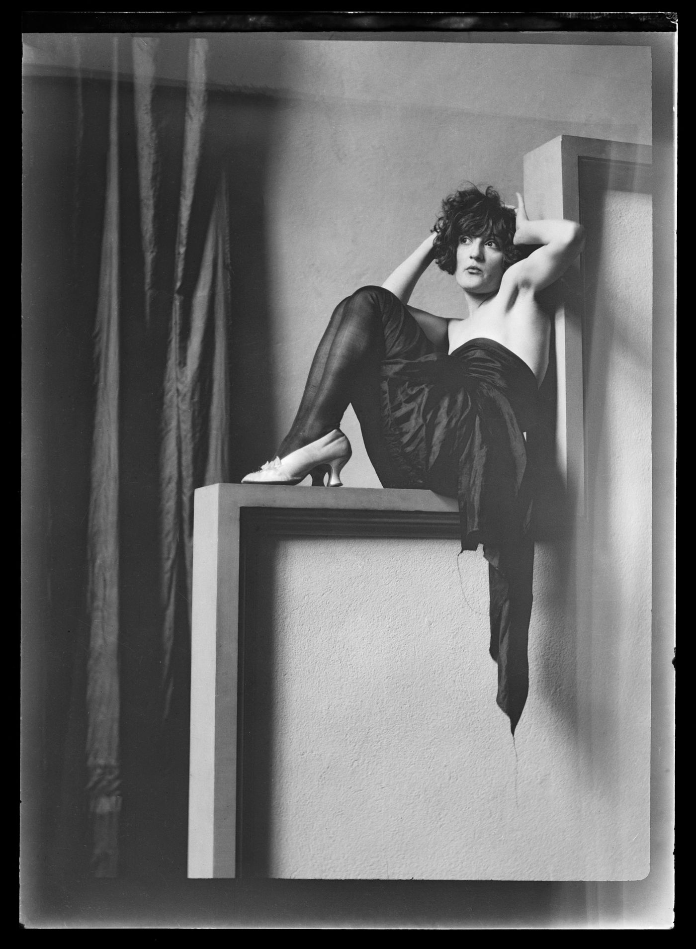 Portrait de Clorinthe Perron posant dans le studio d'Ernest Cormier, Montréal