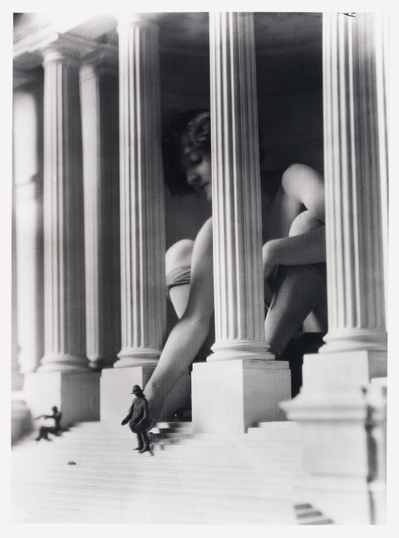 Vue de Clorinthe Perron posant à l'intérieur d'une maquette pour l'Annexe au Palais de Justice de Montréal