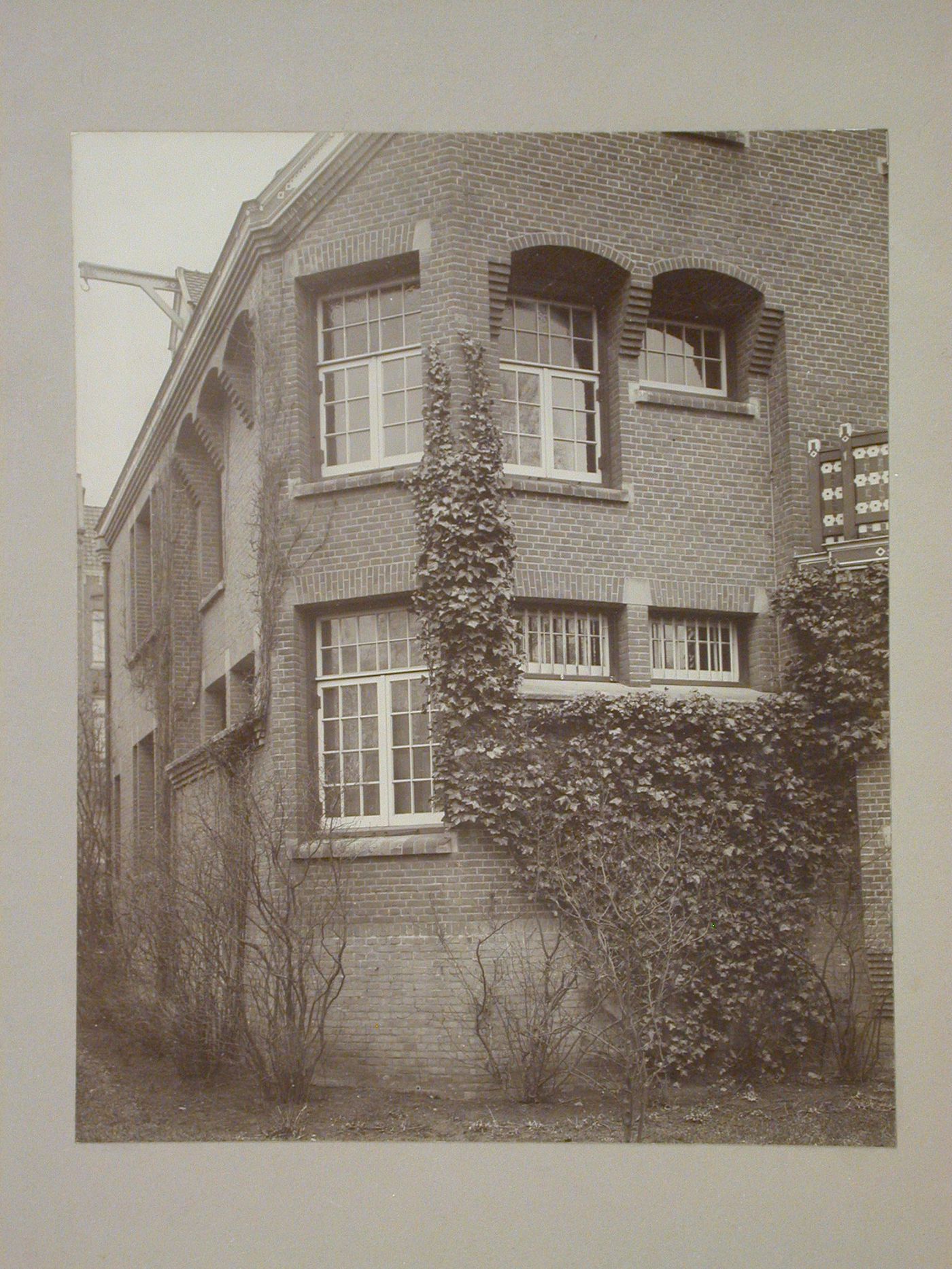 View of the angular corner of Villa Parkwyck (also known as "The Teapot" or "The House with the Handle"), Van Eeghenstraat 90, Amsterdam, Netherlands