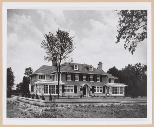 View of the principal and lateral façades of the H.E. Coffin house, Grosse Pointe, Michigan