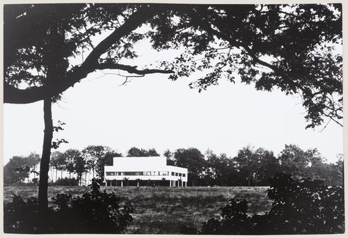 Distant view of the northwest and southwest façades of Villa Savoye, Poissy, France