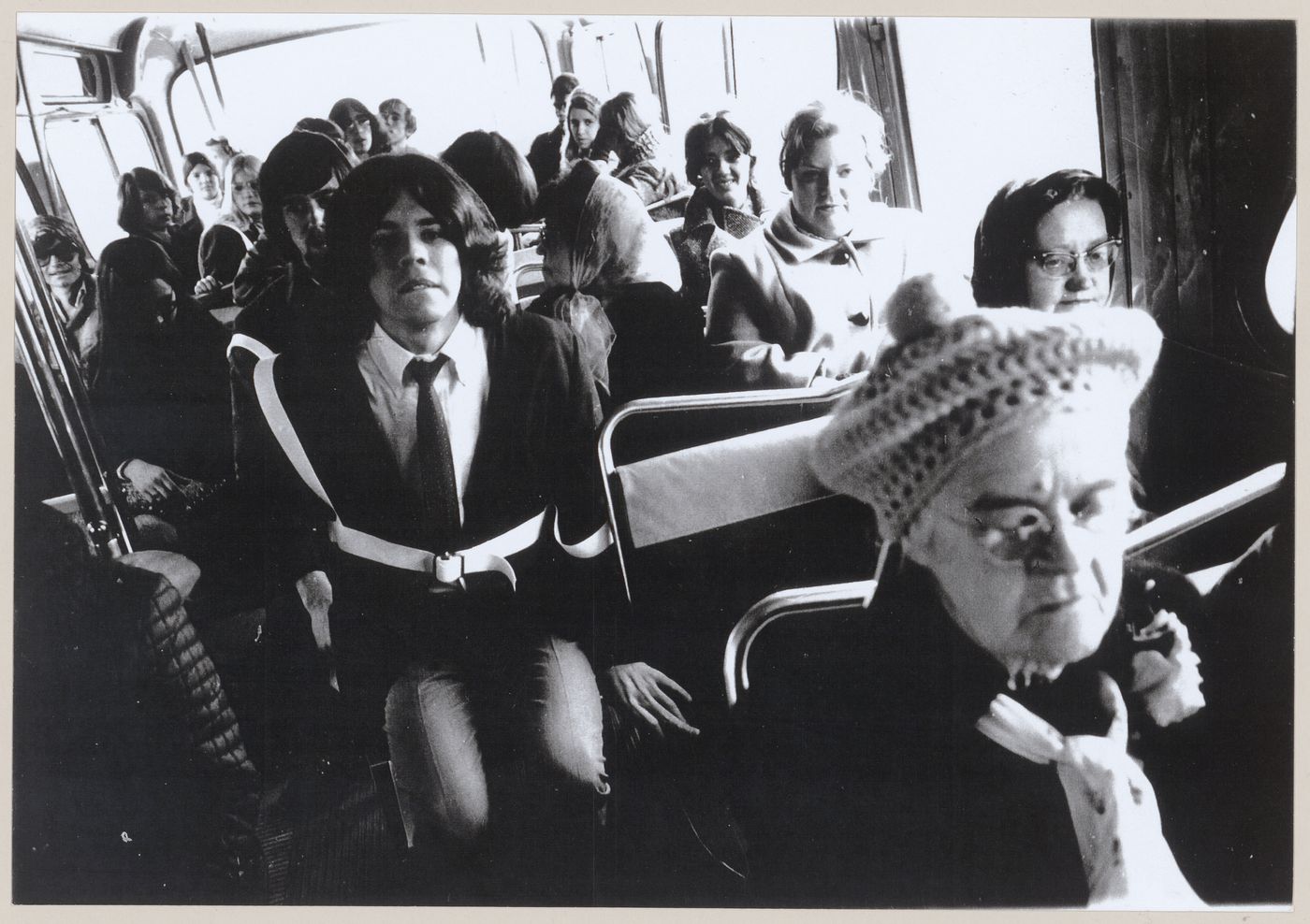 Photograph of students on a bus for Vestirsi Di Siede