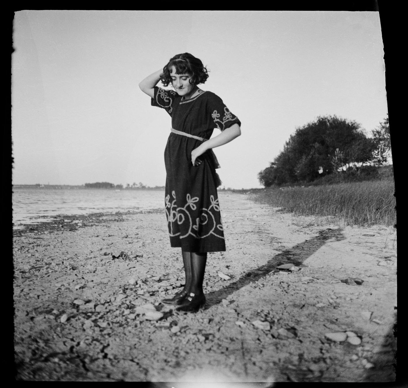 Portrait de Clorinthe ou Cécile Perron au bord de l'eau