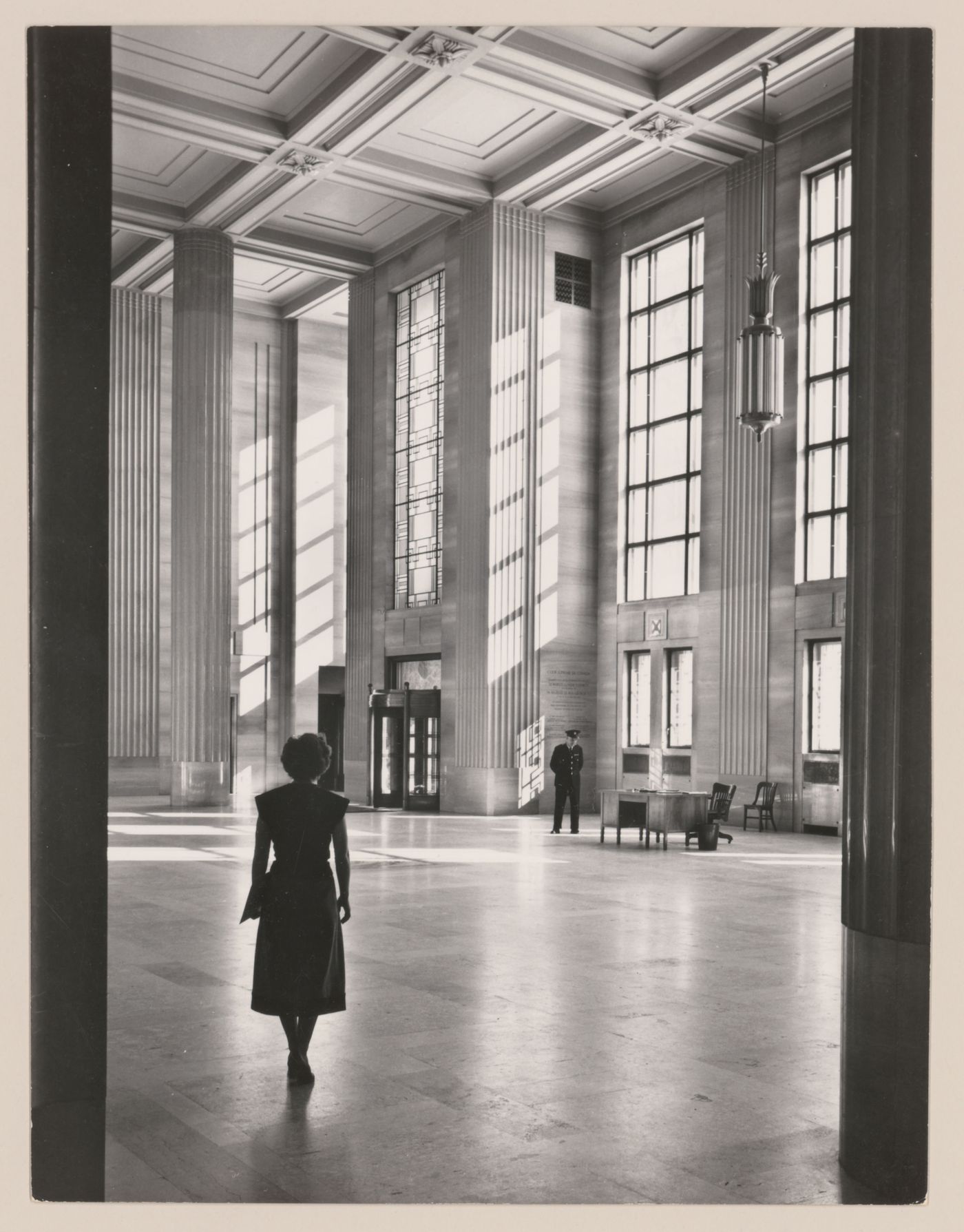 Vue de l'intérieur de la Cour suprême du Canada, Ottawa, Ontario; [verso] Vue de l'intérieur de la Cour suprême du Canada, Ottawa, Ontario