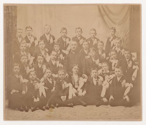 Portrait de classe avec Ernest Cormier à la deuxième rangée