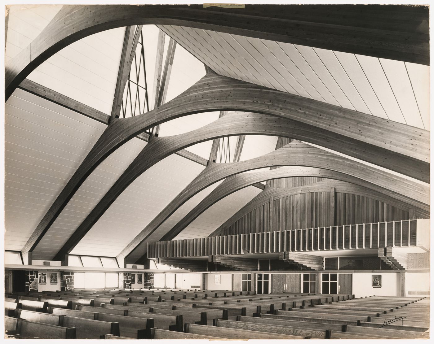 Vue intérieure de la tribune arrière de l'église Saint Edmund of Canterbury depuis le centre de la nef, Beaconsfield, Québec