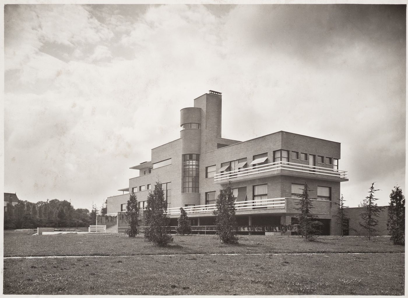 Vue de la façade sud-est de la Villa Cavrois à Croix, France