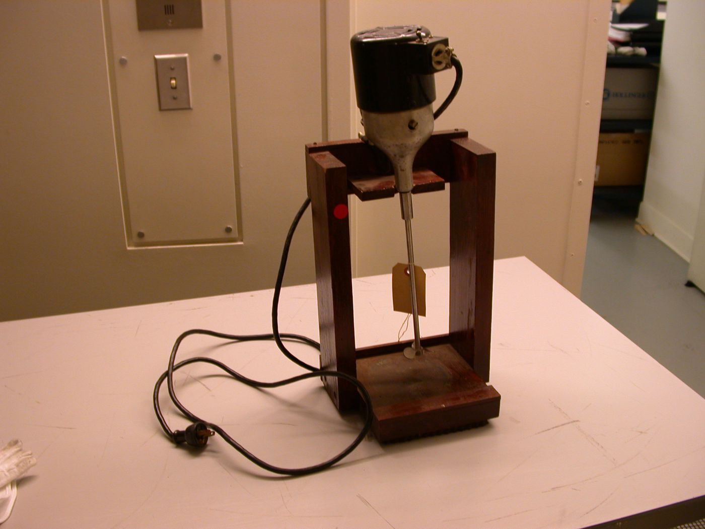 Mélangeur électrique (electric mixer) fabriqué par Eastman Kodak Company sur un support en bois de fabrication artisanale