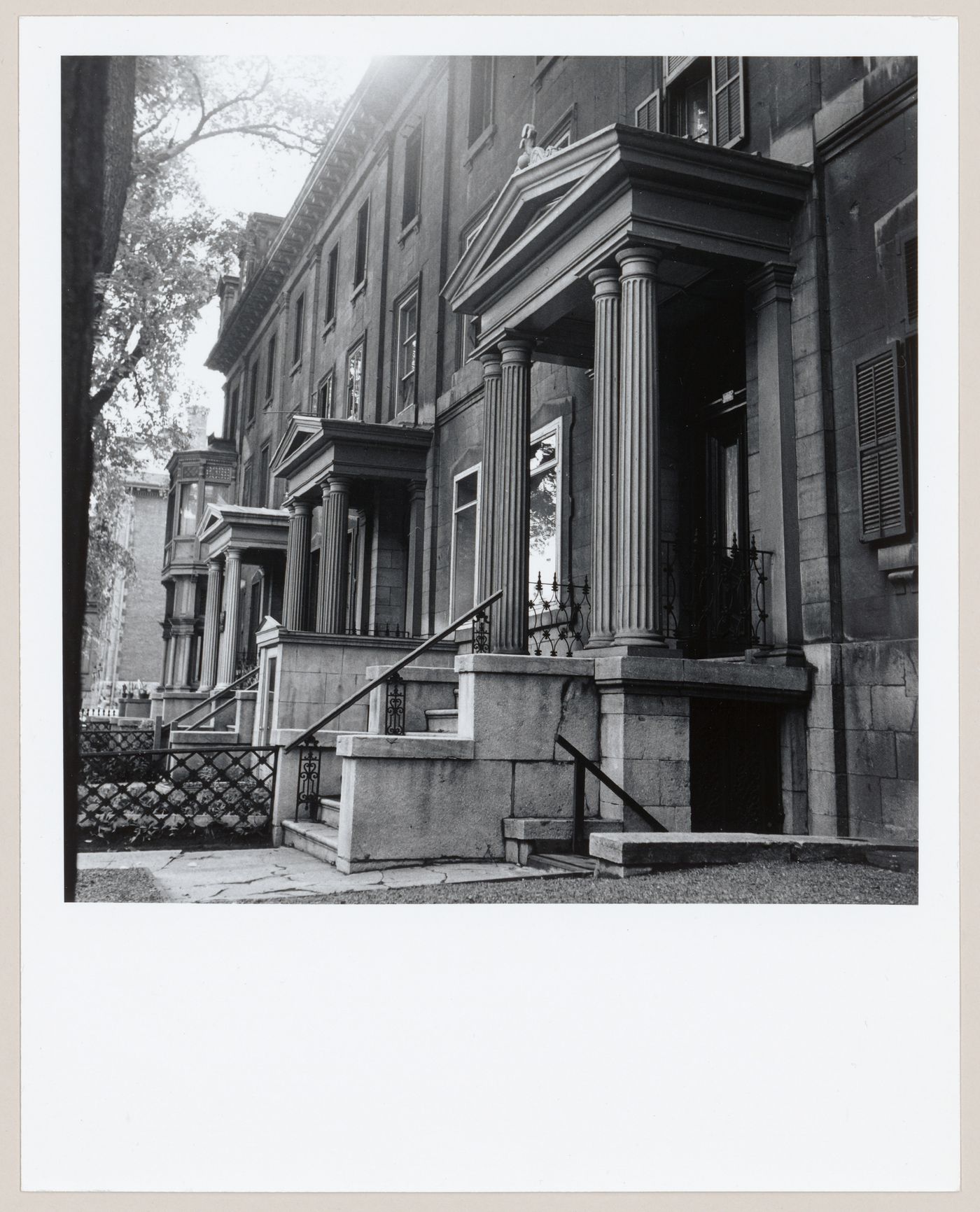 Vue partielle de la terrasse Prince de Galles, rue Sherbrooke, entre les rues Peel et McTavish, Montréal, Québec