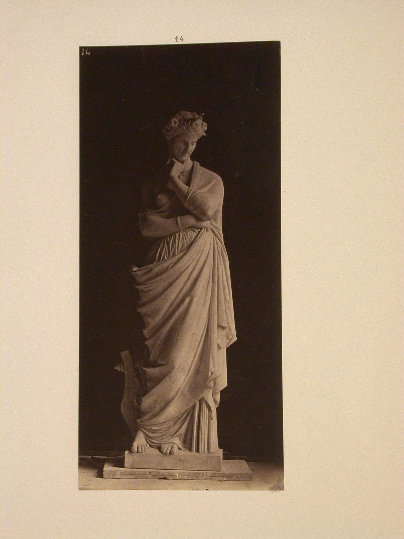 Statues dans le Grand foyer. La Fantaisie [de] Chambard