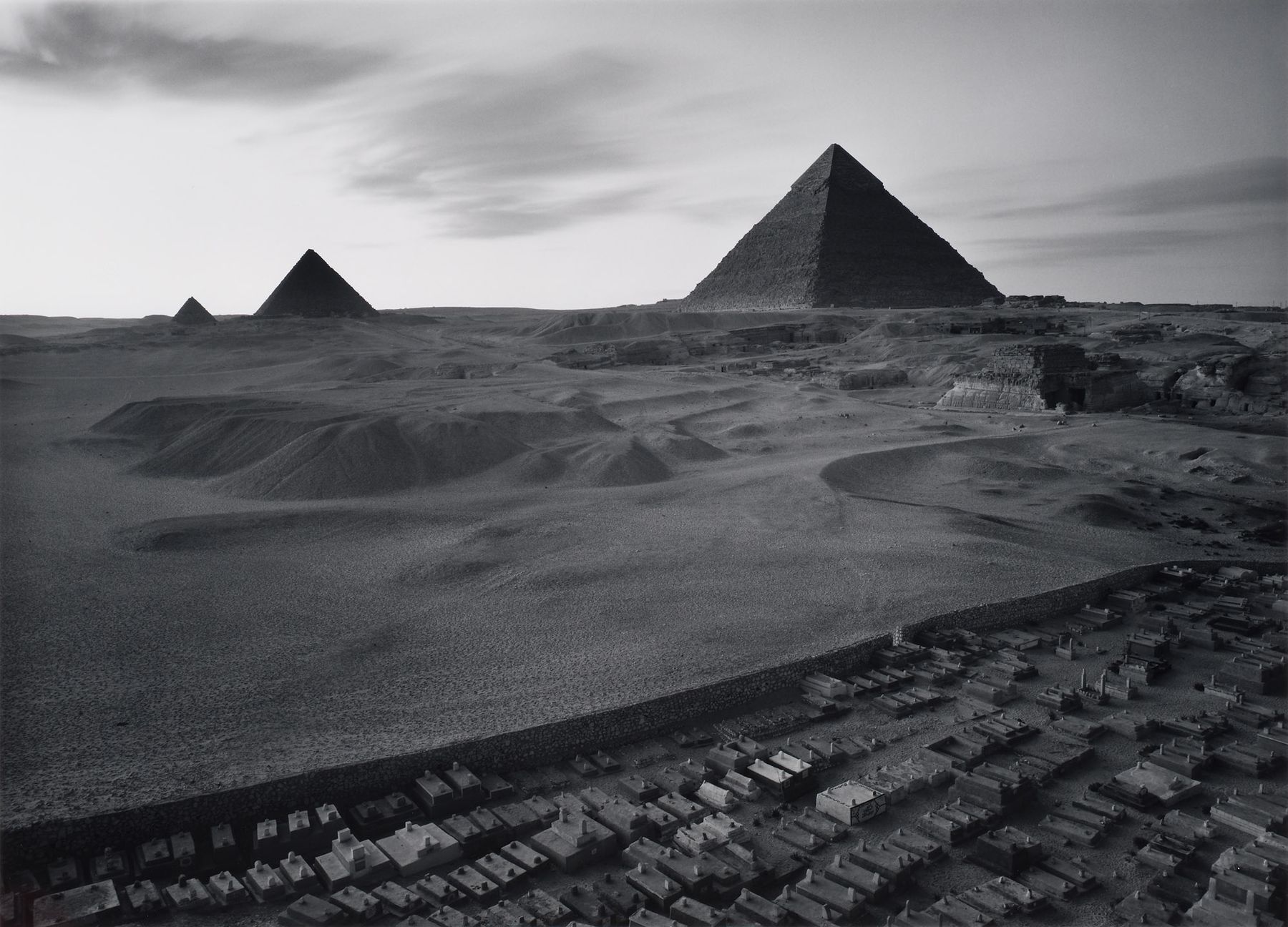 Kenro Izu. Pyramides et cimetière, à Gizeh, en Égypte. Février 1983.