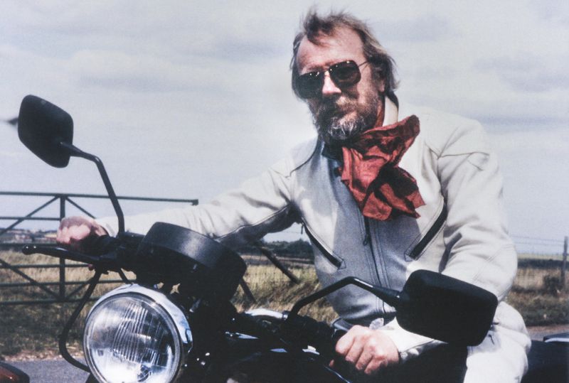 Peter Carter sur une Moto Guzzi, près de Stodmarsh, Kent