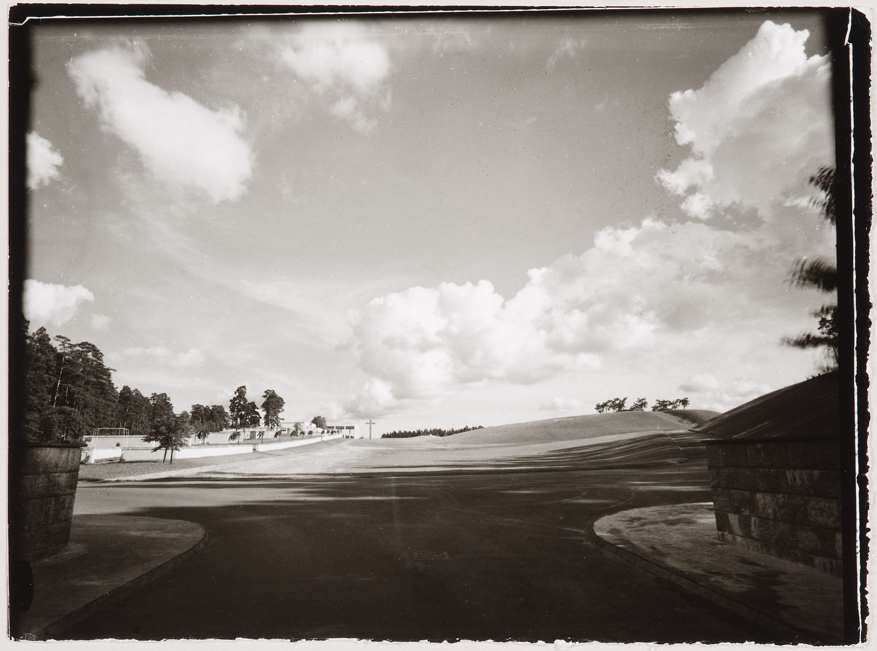 Sigurd Lewerentz et Erik Gunnar Asplund, architectes. Vue extérieure du crématorium et du cimetière des Bois, à Stockholm. Après 1940.