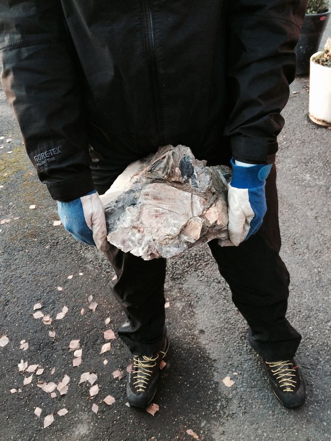 Hands holding mica, a material commonly used in Sámi handicraft