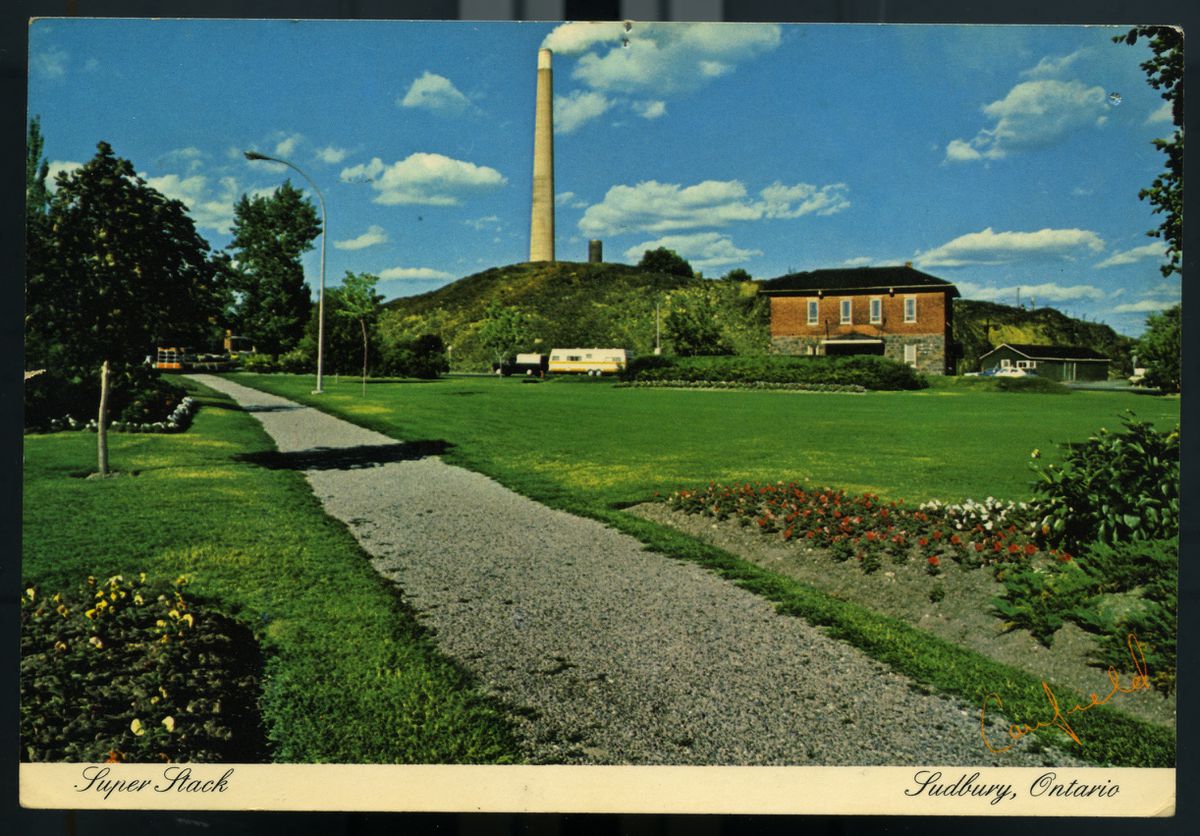 Carte postale montrant la cheminée Superstack de Subdbury (Ontario)