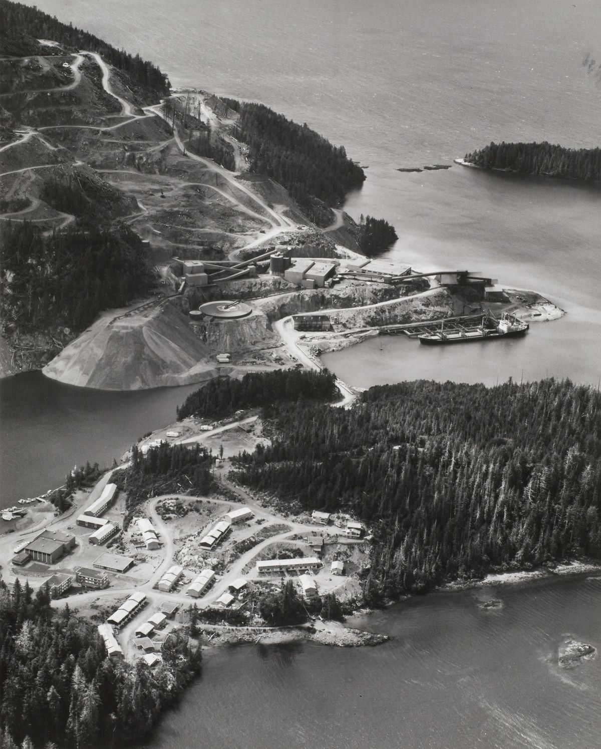 George Hunter. Communauté pour Wesfrob Mine, Queen Charlotte Islands, Colombie-Brittanique, 1965. 