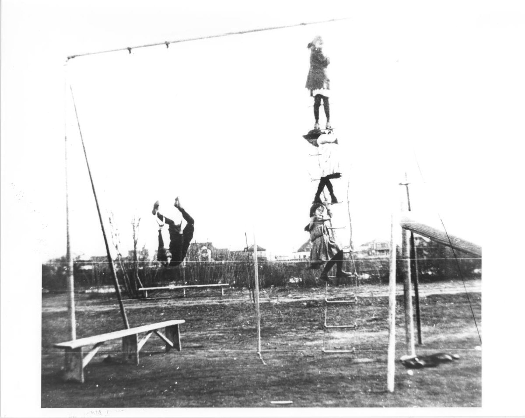 Enfants jouant au trapèze et aux échelles dans un parc, 1912-13, Thomas H. Mawson