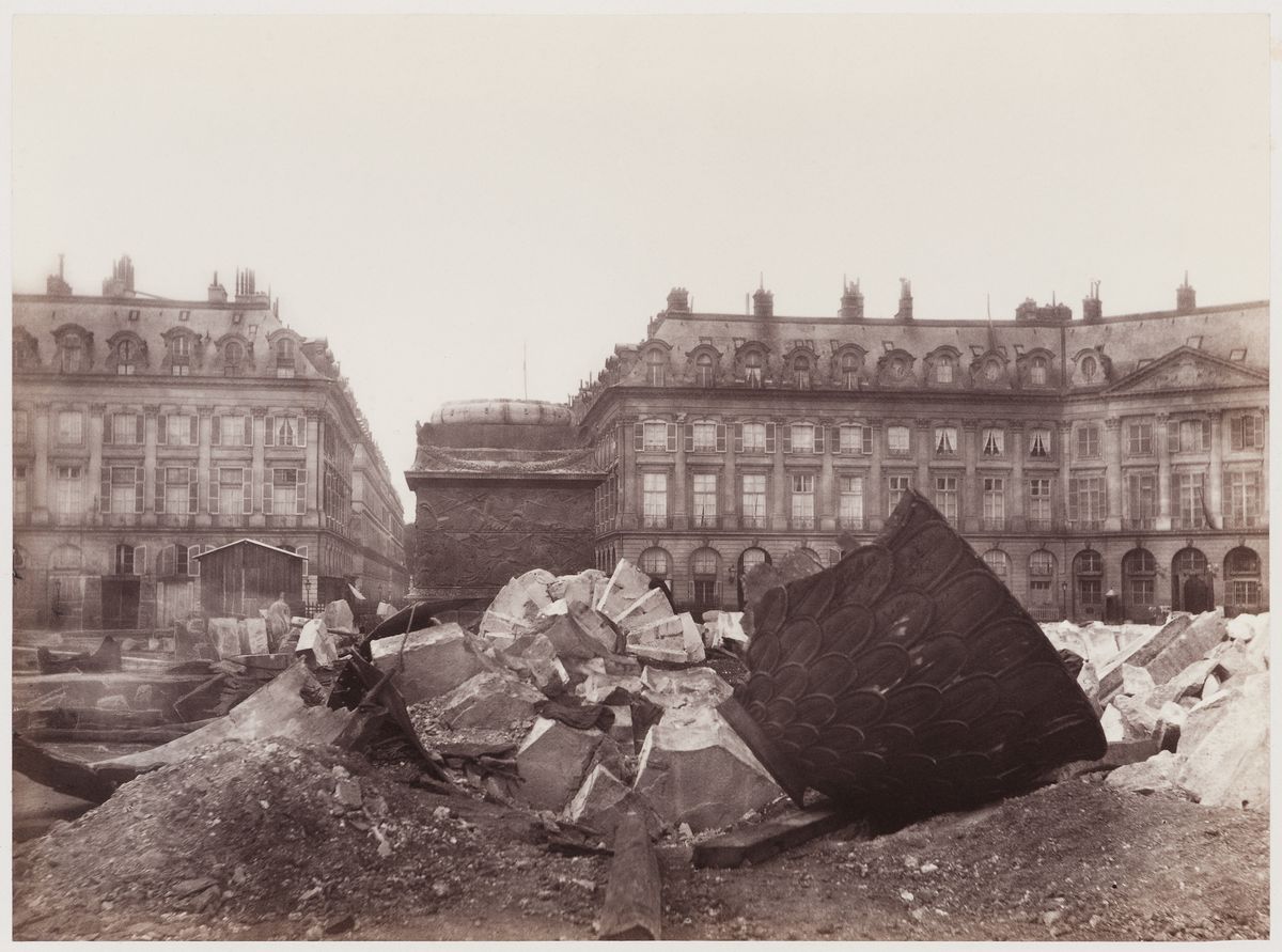 Charles Soulier, photographe. La colonne Vendôme à terre, Place Vendôme, Paris, mai 1871. Tiré de la série <i>Paris incendié</i>