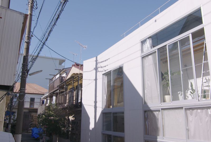 Scène de When We Live Alone