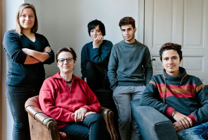 Aubrey Wade, Sabine et ses filles jumelles, Charlotte et Miriam, ainsi que les deux garçons syriens qu'elles hébergent, Juan et Mohammed