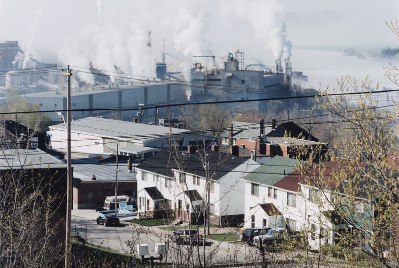Maisons de type 171C, rue Elm, en direction de l'usine Tembec, Témiscaming, 1995.