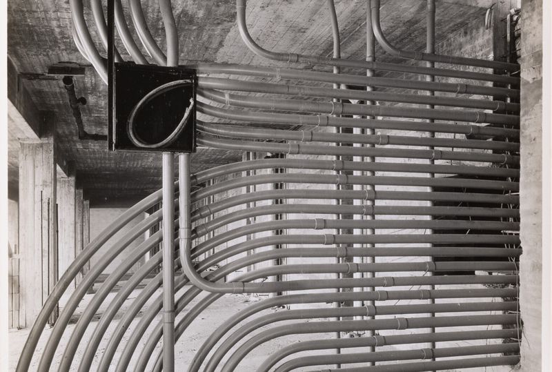 S. J. Hayward, Vue intérieure de conduits électriques