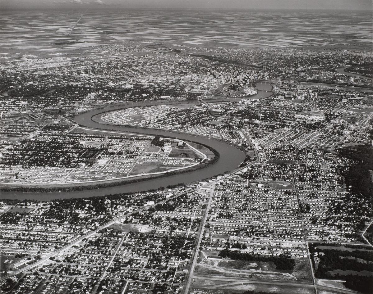 George Hunter. La Red River séparant St. Vital, Norwood et St. Boniface de Winnipeg, Manitoba, 1953.