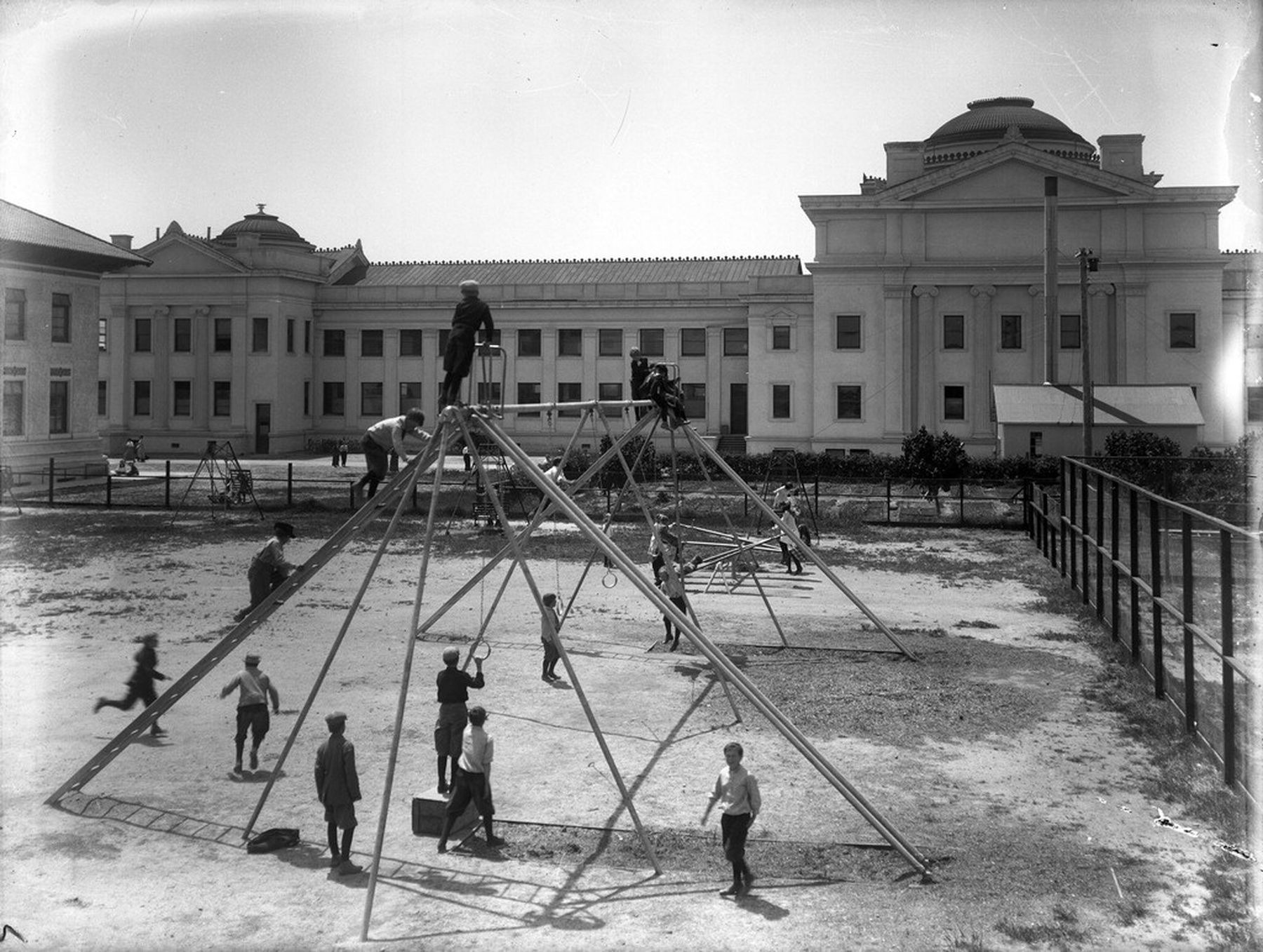 Cour de récréation de l'école normale de San Diego, vers 1900, Online Archive of California