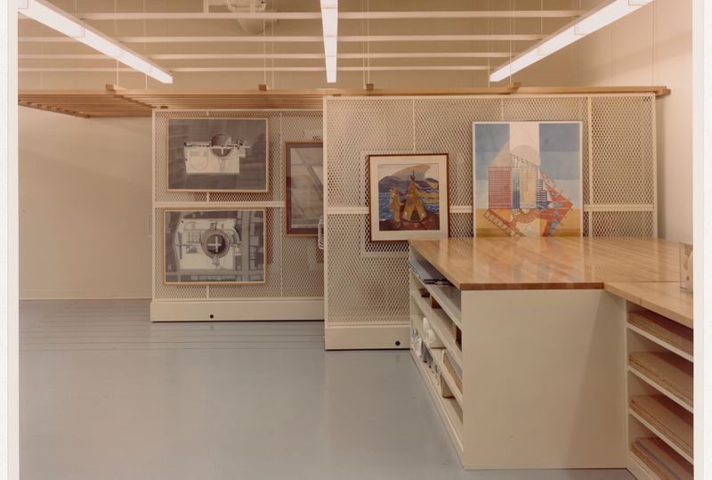 Gabor Szilasi, Vue intérieure de la voûte de la Collection d'estampes et de dessins au niveau 2, montrant des dessins de présentation suspendus à des panneaux de rangement, Centre Canadien d'Architecture
