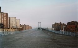 Ed Fausty et Brian Rose. Le pont Williamsburg, New York (N.-Y.). 1981
