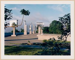 Robert Burley, Jardin du CCA : Vue de l'esplanade et des colonnes allégoriques